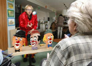 Wie gooit de clowns om, dichtbij of veraf.