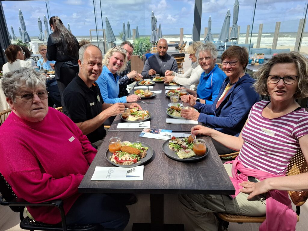 Het twaalfuurtje bij Strandtent De Watering was fantastisch, met de keuze tussen vlees, vis en vegetarisch.