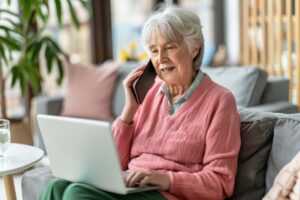 Het gebruik van computers en smartphones zorgt er ook voor dat mensen minder snel last krijgen van dementie. Mensen die op oudere leeftijd nog werken met beeldschermen krijgen te maken met veel nieuwe uitdagingen, neem als voorbeeld een update van je apparaat, waardoor dingen net iets anders werken dan je gewend bent. Een ander voorbeeld, als je computer zo oud is dat hij niet meer functioneert en je hebt een nieuwe nodig. Dat is natuurlijk heel hard wennen.